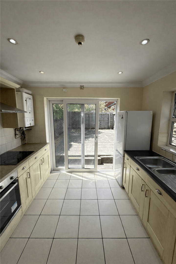 6 bed property in Mackintosh Place, Cardiff